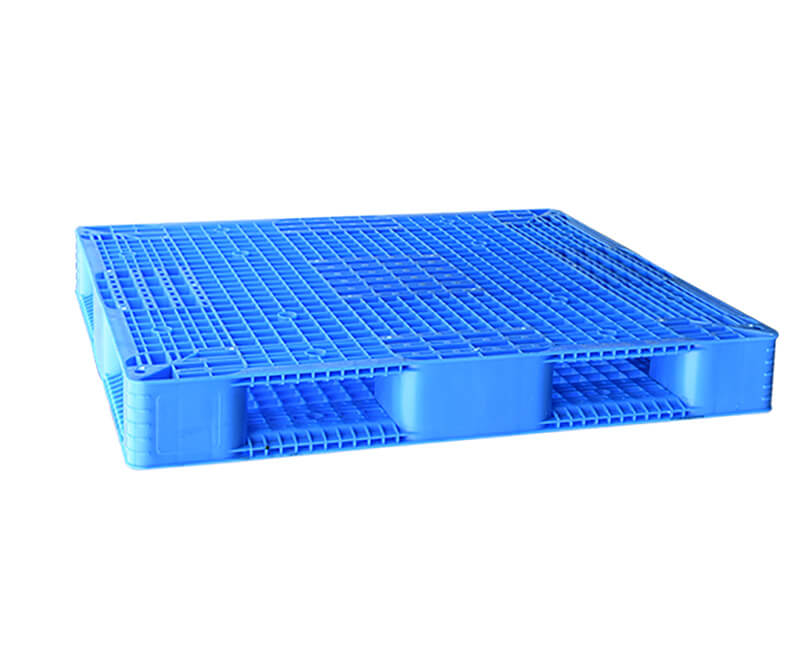 Large stackable reversible plastic pallet